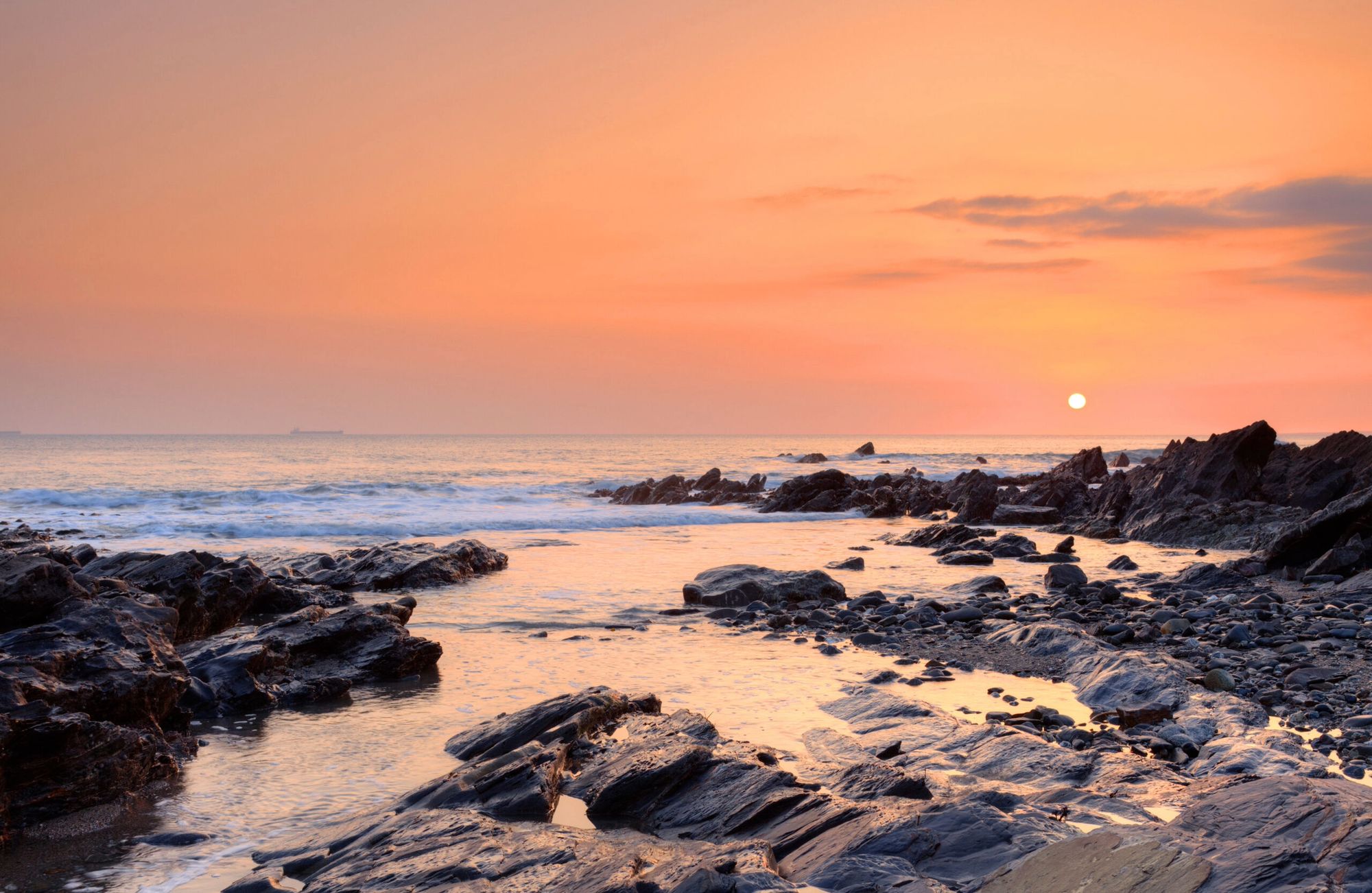 photo of the sea and rocks on Cornwall's Coast